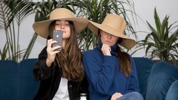 Influencer Marketing y Creación de Contenidos Dos chicas haciéndose un selfie con sendos sombreros