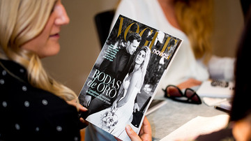 Wedding planner Vogue Novias Wedding planner sujetando un ejemplar de Vogue Novias