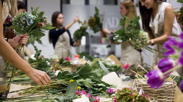 Wedding planner flores Alumnas de wedding planner seleccionando ramos de flores