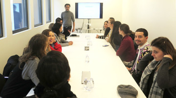 VIAJE DE ESTUDIOS A PARIS, MÁSTER 2017-2018 ENCUENTRO DE ALUMNOS CON DIRECTOR DE COMUNICACIÓN DE BALMAIN, TXAMPI DIZ.