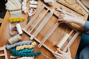 Top view photo of person weaving Vista desde arriba de una persona tejiiendo