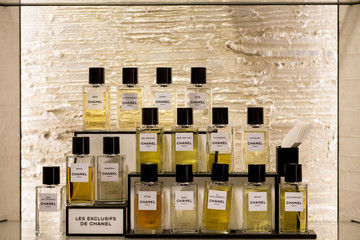 Perfumes de Chanel Distintos perfumes de Chanel colocados en un expositor