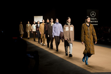 Periodismo especializado Desfile de moda fotografiada desde el front row