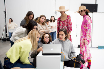 Curso Vogue Personal Shopper Unas alumnas alrededor de un ordenador después de un shooting y la profesora explicando