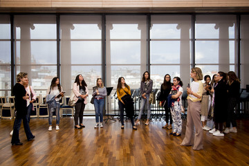VISITA AL TEATRO REAL. ALUMNAS DIPLOMA VOGUE DE CREACIÓN Y DIRECCIÓN DE EVENTOS VISITA AL TEATRO REAL. ALUMNAS DIPLOMA VOGUE DE CREACIÓN Y DIRECCIÓN DE EVENTOS