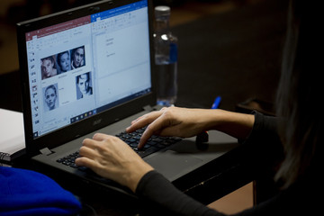 Estilismo ordenador Unas manos sobre el teclado de un ordenador, en la pantalla, fotos de modelos
