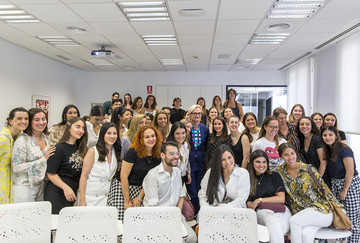 Hamish Bowles y alumnos Hamish Bowles junto a los alumnos de la XIV edición del Máster en Comunicación de Moda y Belleza VOGUE-UC3M.