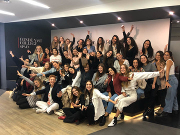Anna junto a sus compañeras del Máster VOGUE en Comunicación de Moda y Belleza y Diana Fernández, profesora de Historia de la Moda. Anna junto a sus compañeras del Máster VOGUE en Comunicación de Moda y Belleza y Diana Fernández, profesora de Historia de la Moda.