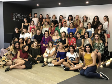 Suzy Menkes y alumnos Suzy Menkes junto a Ana García-Siñeriz, Directora de Condé Nast College Spain, y los alumnos de la XIII edición del Máster en Comunicación de Moda y Belleza VOGUE-UC3M.