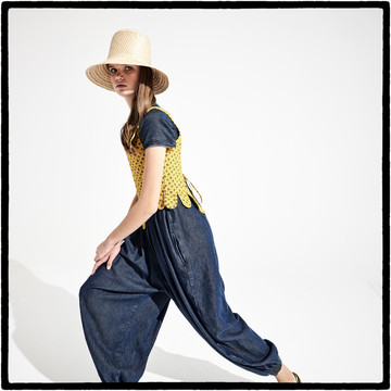 Modelo sostenible Modelo con ropa vaquera y sombrero sostenible