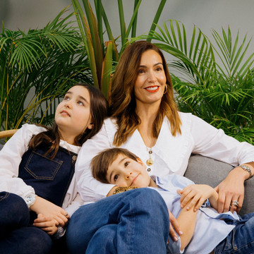 Patricia y sus hijos Patricia con sus dos hijos de diez y seis años.