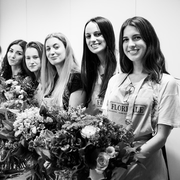 Diploma Vogue de Creación y Dirección de Eventos Alumnas del diploma asistiendo a un taller floral
