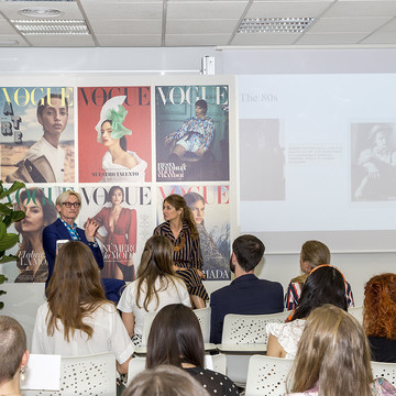 Hamish Bowles y Ana García-Siñeriz Hamish Bowles durante la charla junto a Ana García-Siñeriz, Directora de Condé Nast College Spain.