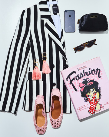 El negocio de la moda Bodegón con ropa, pendientes, libro de moda, gafas, móvil y neceser en colores rosa y negro
