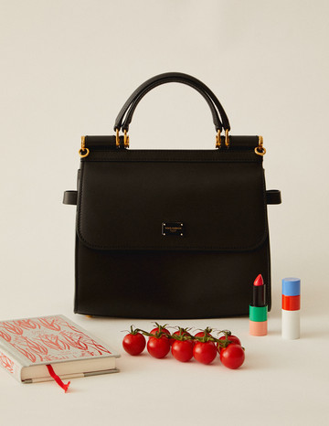 Máster propio VOGUE-UC3M en Dirección de Empresas de Moda y Belleza Bodegón con un bolso, un pintalabios, una agenda y unos tomates cherry