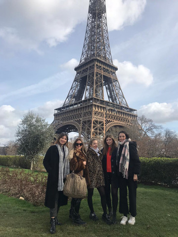 Anna junto a algunas compañeras del Máster en el viaje de estudios a París. Anna junto a algunas compañeras del Máster en el viaje de estudios a París.