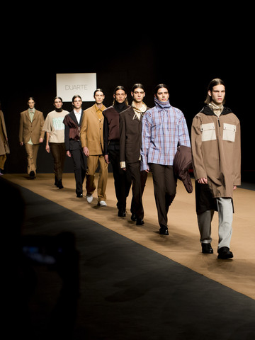 Periodismo especializado Desfile de moda fotografiada desde el front row