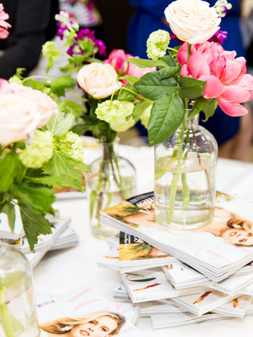 Curso Vogue en Comunicación, Relaciones Públicas y Organización de Eventos de Lujo Mesa con flores y revistas