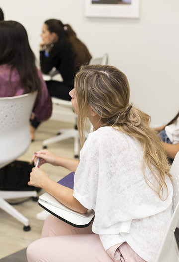 Experto en marketing digital Alumna de Condé Nast College Spain asistiendo a una clase
