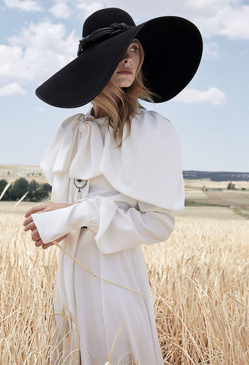 Wedding planner Vogue Novias Una modelo en un campo de trigo