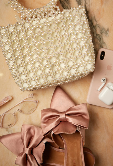 Bodegón moda Bodegón con bolso, gafas, mules con lazo, funda de iphone y cascos