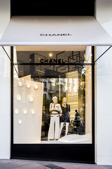 Chanel Escaparate de Chanel con dos maniquíes en primer plano y la tienda detrás
