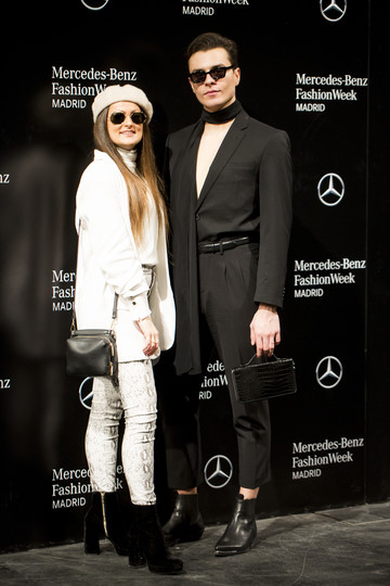 Curso Vogue en Comunicación, Relaciones Públicas y Organización de Eventos de Lujo Un chico y una chica siendo fotografiados en el photocall de la Mercedes-Benz Fashion Week de Madrid