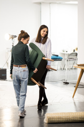 CLASE PRÁCTICA DE ESTILISMO DE INTERIOR. ALUMNOS DIPLOMA AD CLASE PRÁCTICA DE ESTILISMO DE INTERIOR. Dos alumnas del DIPLOMA AD cargando un sillón para un estilismo