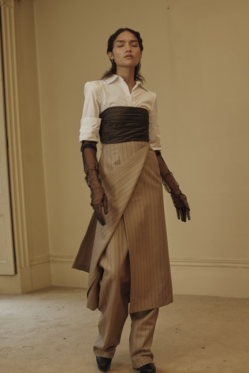 Vestido top y pantalón, ambos de Salvatore Ferragamo; camisa blanca, de Zara; y botas de plataforma, deBottega Veneta. Vestido top y pantalón, ambos de Salvatore Ferragamo; camisa blanca, de Zara; y botas de plataforma, de Bottega Veneta.