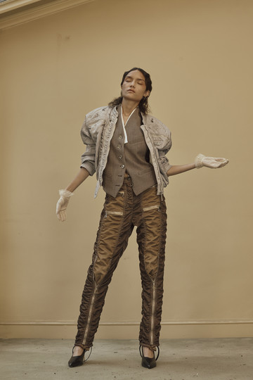 Chaqueta, chaleco y pantalón, todo de Louis Vuitton; y zapatos vintage, de Jil Sander por Raf Simons (Sellier Knightsbridge). Chaqueta, chaleco y pantalón, todo de Louis Vuitton; y zapatos vintage, de Jil Sander por Raf Simons (Sellier Knightsbridge).