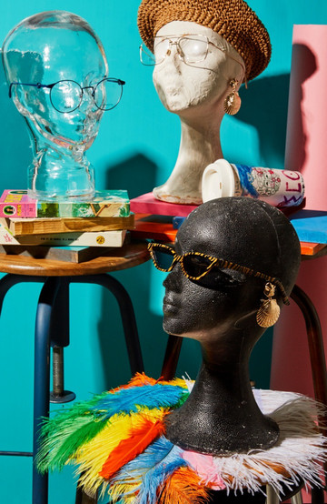 Cabezas de maniquí con gafas y accesorios Cabezas de maniquí con gafas y accesorios de muchos colores y formas
